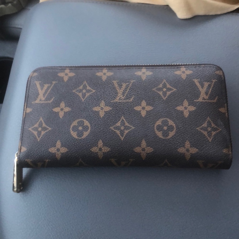 Immaculate condition Louis Vuitton Zippy wallet